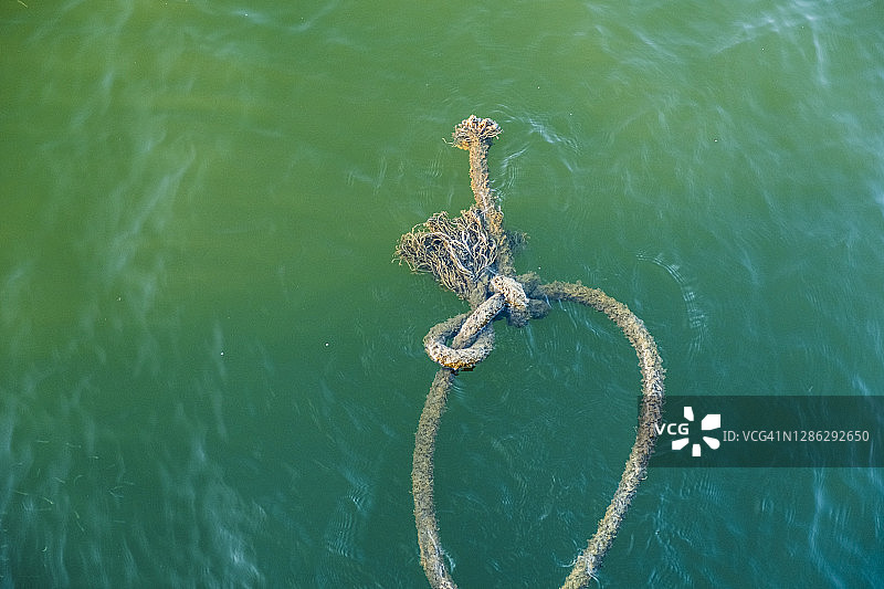 水中漂浮的绳索高角度视图图片素材