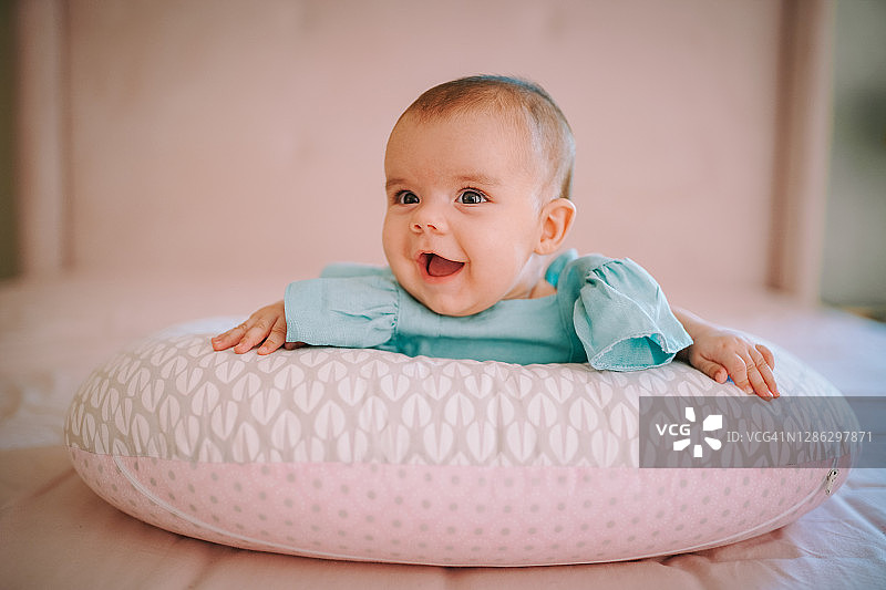 躺在床上微笑的可爱宝宝特写照片图片素材