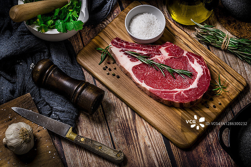 乡村木桌上的肉排图片素材