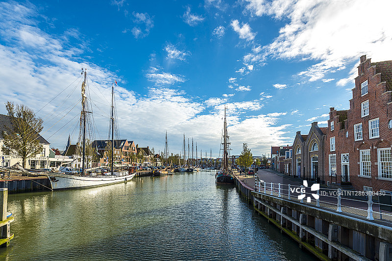 荷兰弗里斯兰哈林根运河中的船只图片素材