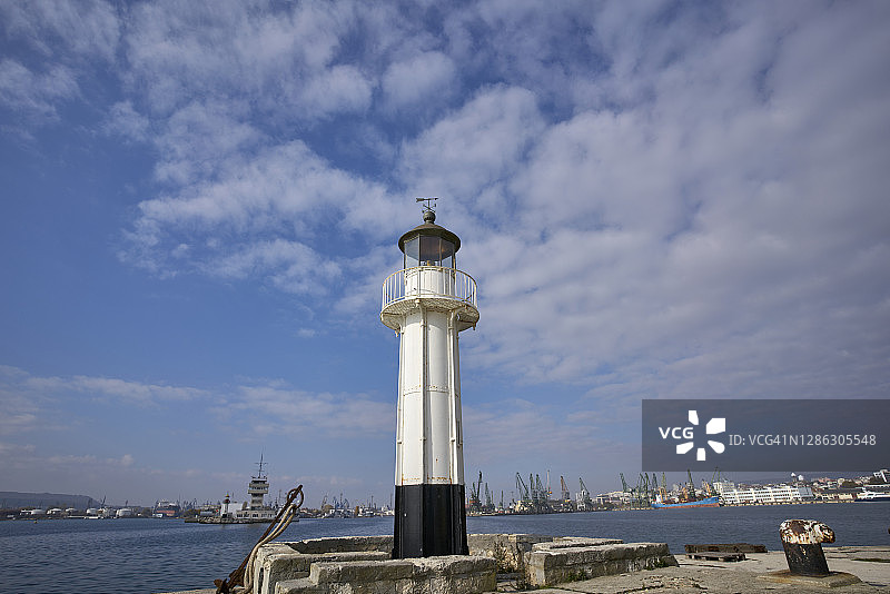 保加利亚瓦尔纳港内的小灯塔图片素材