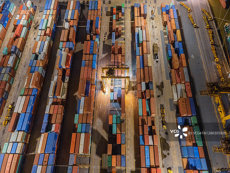 曼谷，准备运输的集装箱堆与金融经济背景图片素材