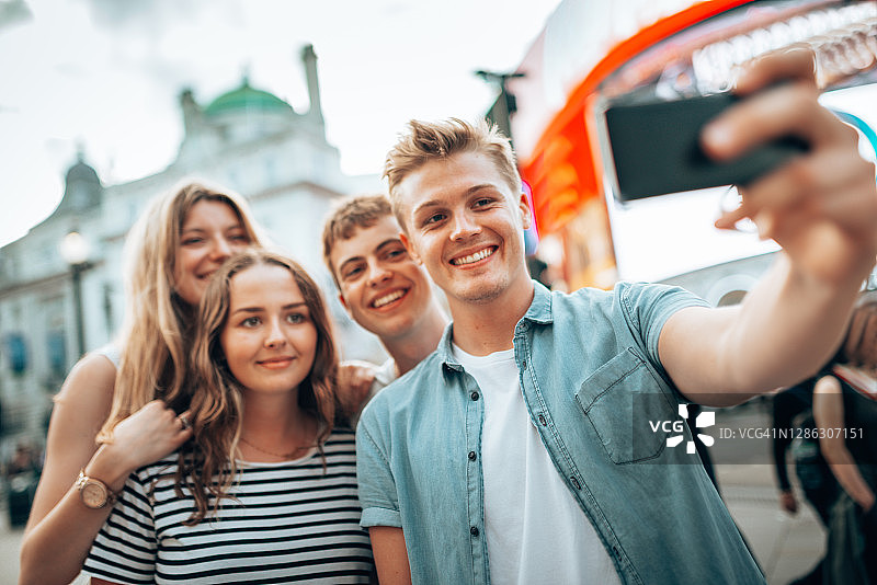 在伦敦街头自拍的快乐朋友图片素材