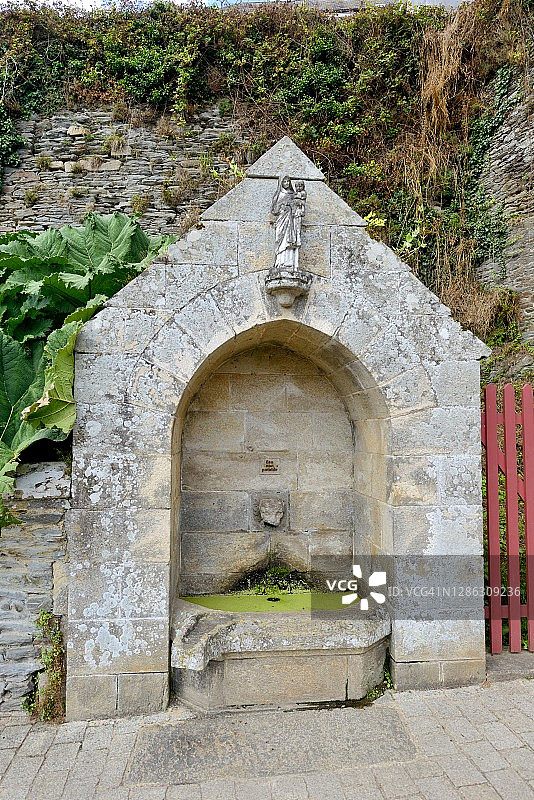 若瑟兰，城堡附近的古老石喷泉图片素材