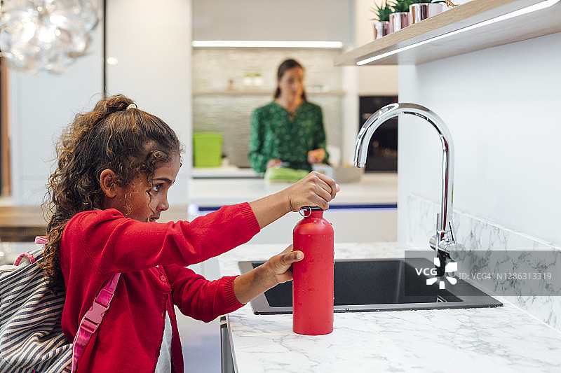 灌装水瓶图片素材