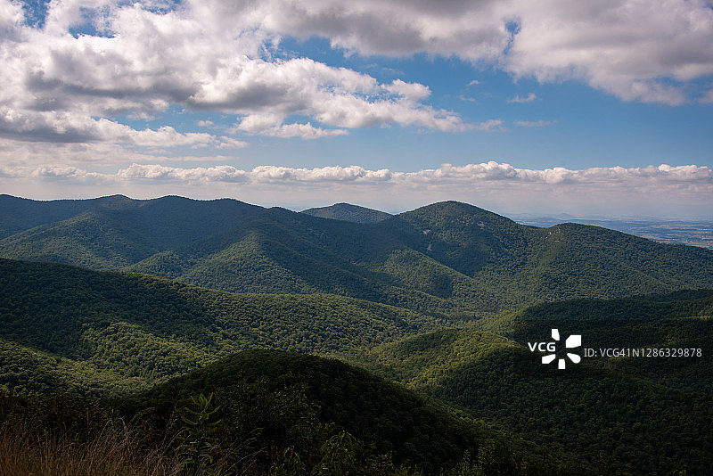 夏末蓝岭山脉图片素材