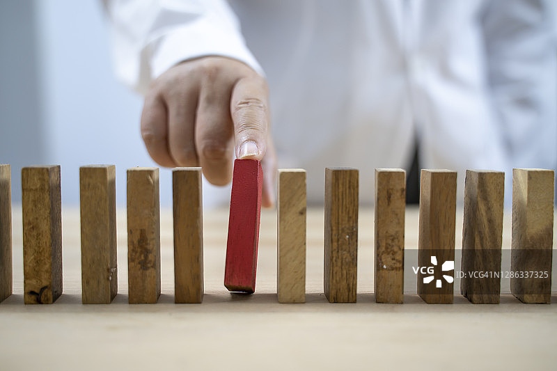 多米诺骨牌与木块：商业风险、策略与规划概念图片素材
