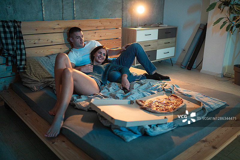 年轻夫妇在家看电影图片素材