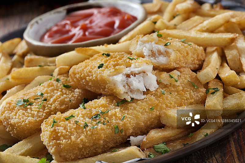 香脆炸鱼条和薯条配番茄酱图片素材