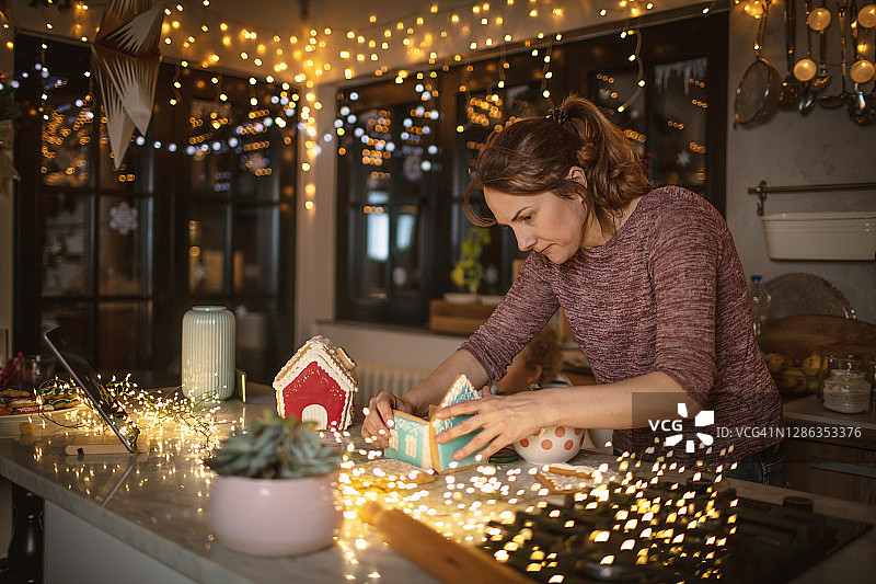 母亲自制圣诞节姜饼屋图片素材