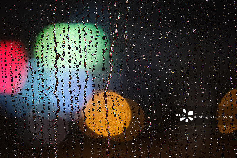 雨夜光斑窗户图片素材