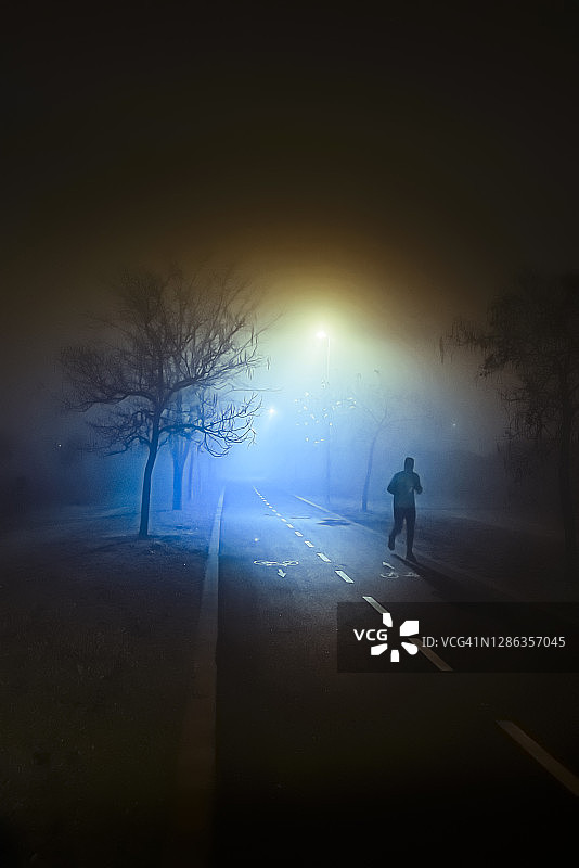 雾中的走廊图片素材