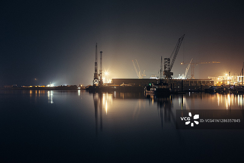 夜幕下的法尔茅斯码头图片素材