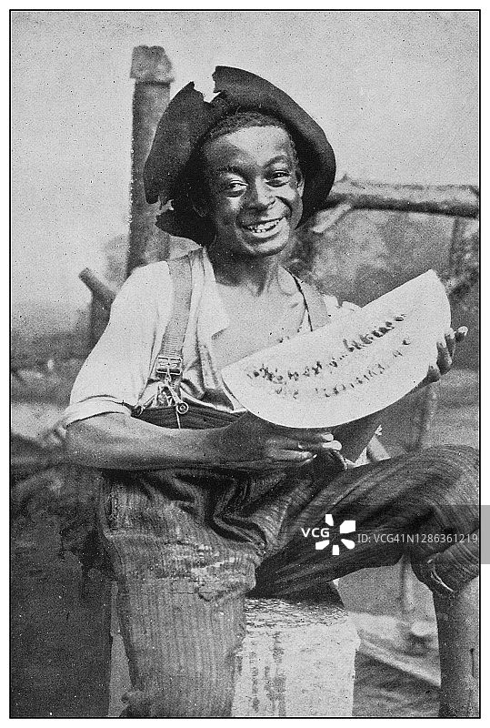 美国的黑白老照片：快乐的男孩和西瓜图片素材