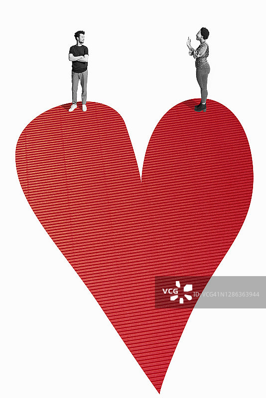 两人站在爱心上图片素材