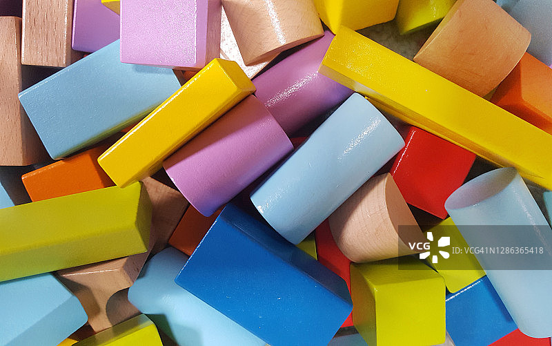 一组彩色木制玩具积木特写图片素材