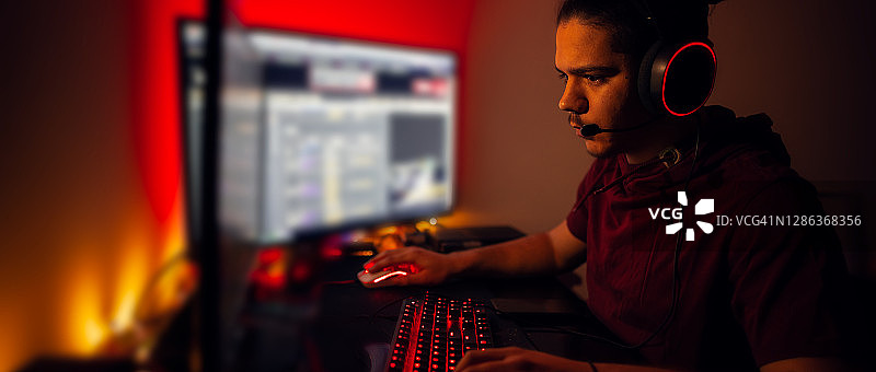 男子畅玩电脑游戏图片素材