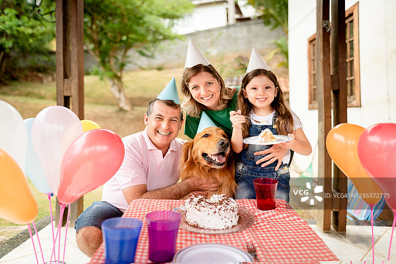 家人庆祝小狗的生日图片素材