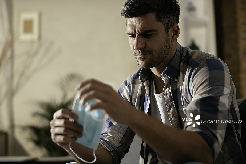 戴防护口罩的压力焦虑男子图片素材