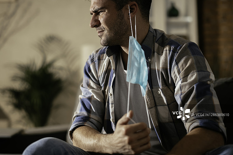 戴防护口罩的压力焦虑男子图片素材