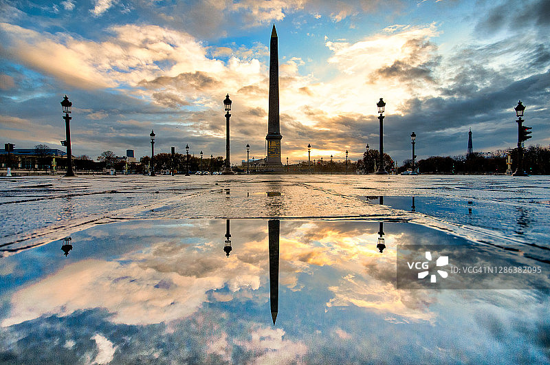 巴黎协和广场及其在水坑中的倒影，法国图片素材