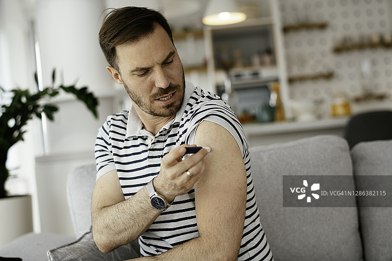 男人正在进行每日胰岛素治疗图片素材