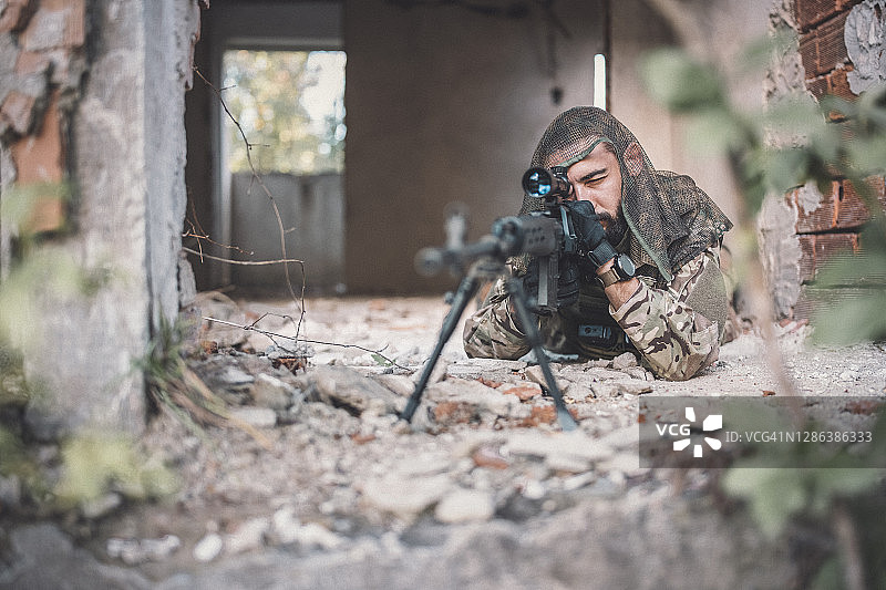 建筑物中手持狙击步枪的士兵图片素材