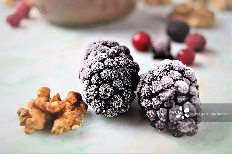 冷冻的浆果和核桃图片素材