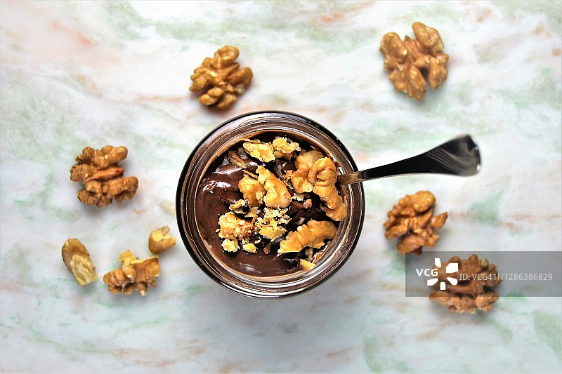 巧克力慕斯和坚果图片素材
