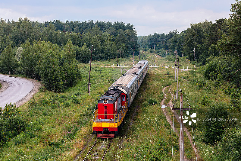内燃机车牵引地方列车图片素材