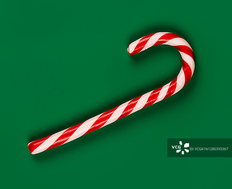 绿色背景上的圣诞节糖果手杖图案图片素材