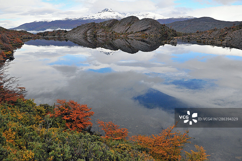 灰色湖泊图片素材