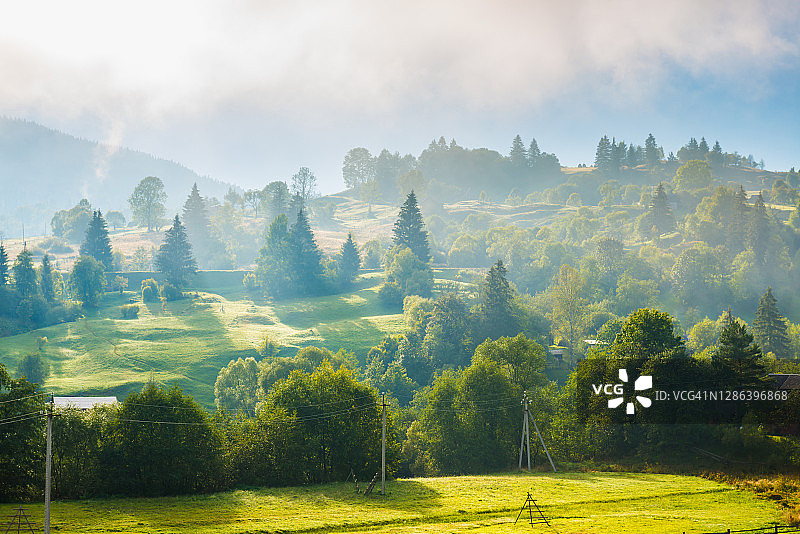 绿色山丘的自然风光图片素材