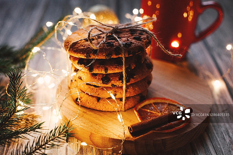 堆叠起来的燕麦饼干和圣诞装饰品图片素材