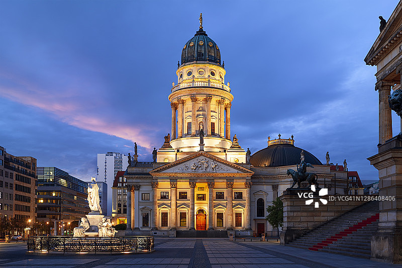 德国柏林宪兵广场的暮色图片素材