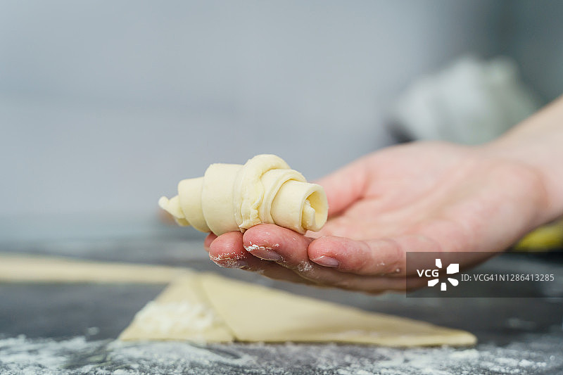 白人女性在家中厨房料理奶酪牛角面包面团特写图片素材