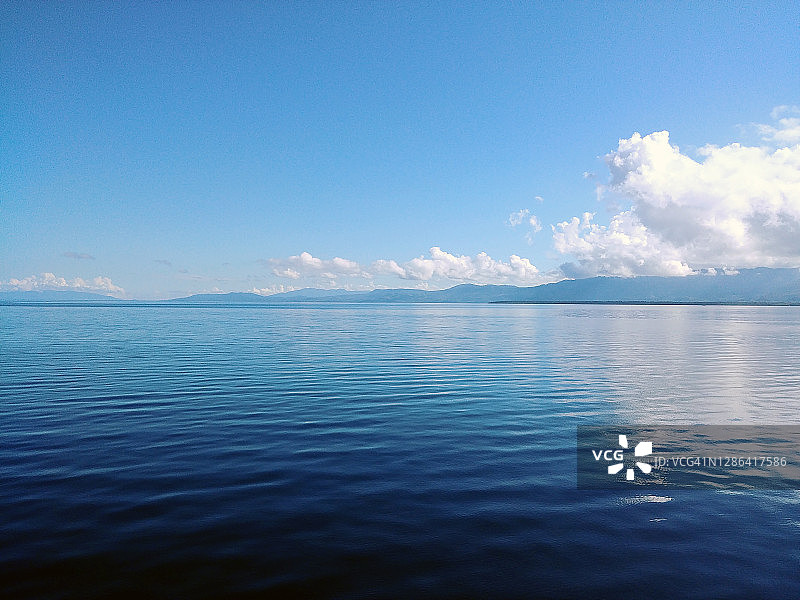 印尼岛屿慢船渡轮：布顿岛平稳海面图片素材