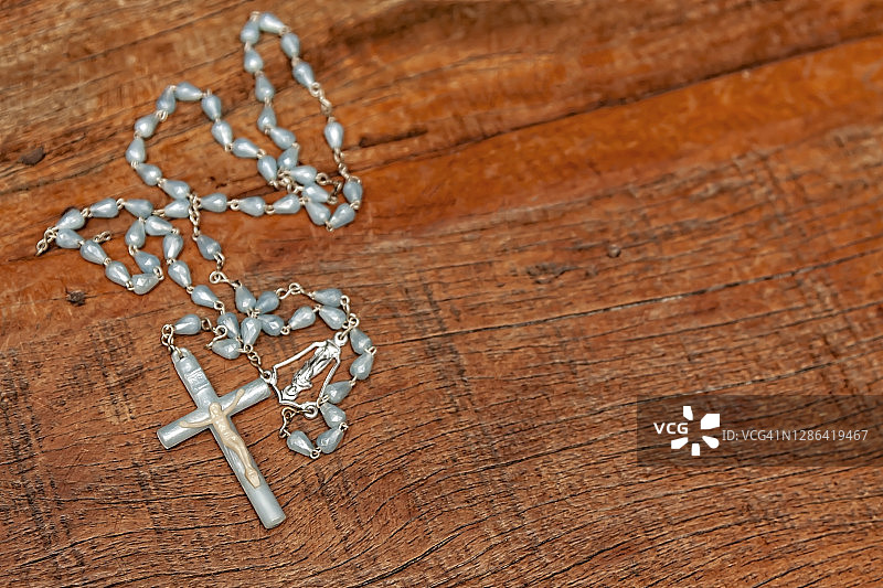 桌子上的蓝色念珠图片素材