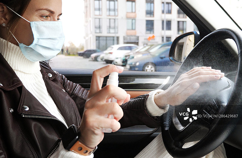 对汽车进行消毒的女人图片素材