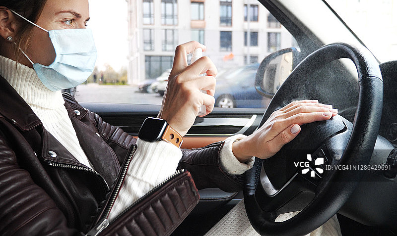 对汽车进行消毒的女人图片素材