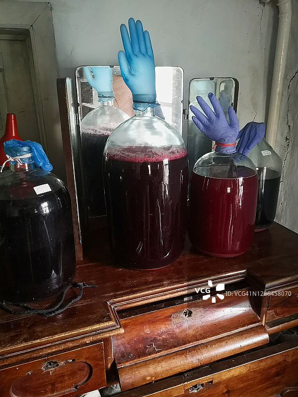 大型玻璃瓶中发酵的自制葡萄酒图片素材