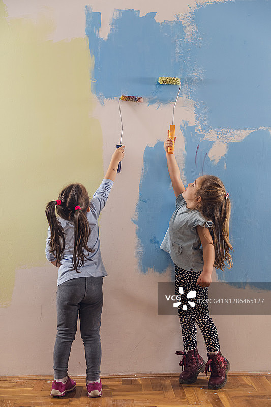 粉刷墙壁时向上伸展图片素材