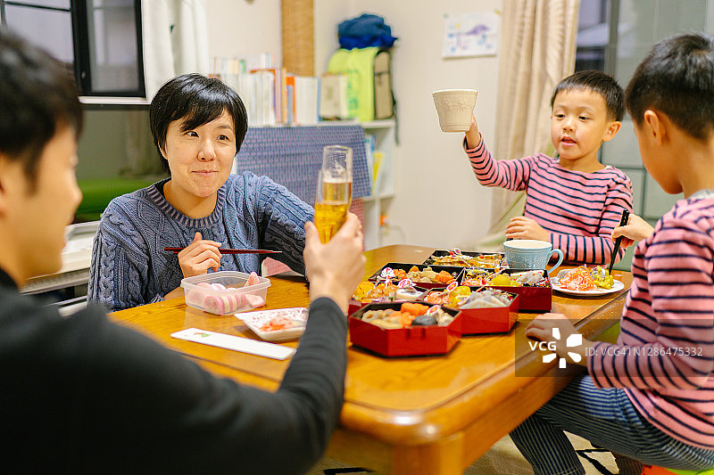 日本家庭新年团聚图片素材