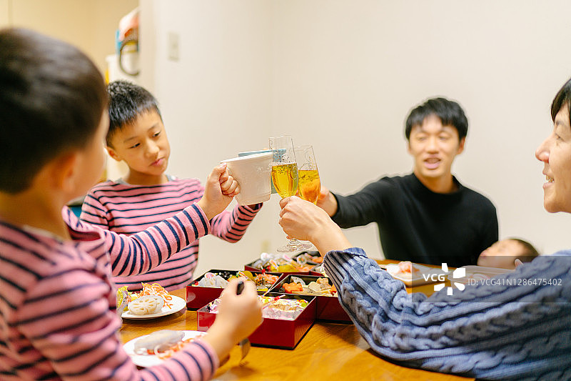 日本家庭新年团聚图片素材