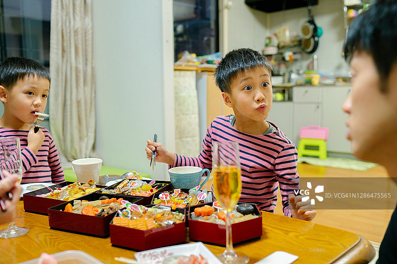 日本家庭新年团聚图片素材