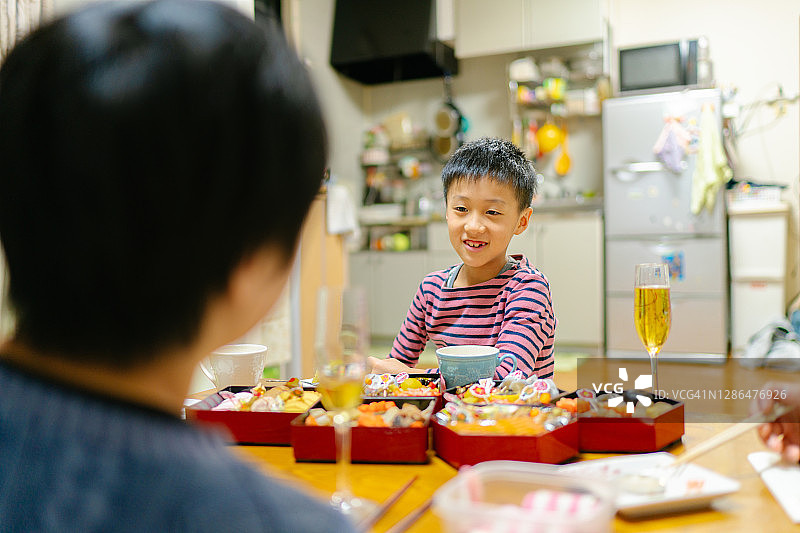 日本家庭新年团聚图片素材