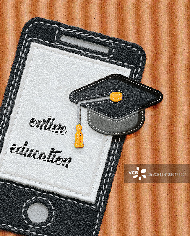 智能手机上的在线学习概念图图片素材