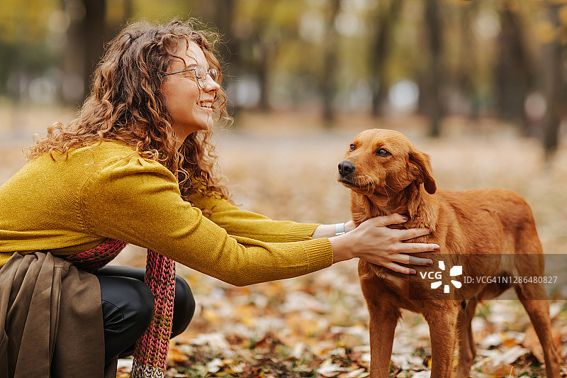 在秋日公园里共度美好时光图片素材