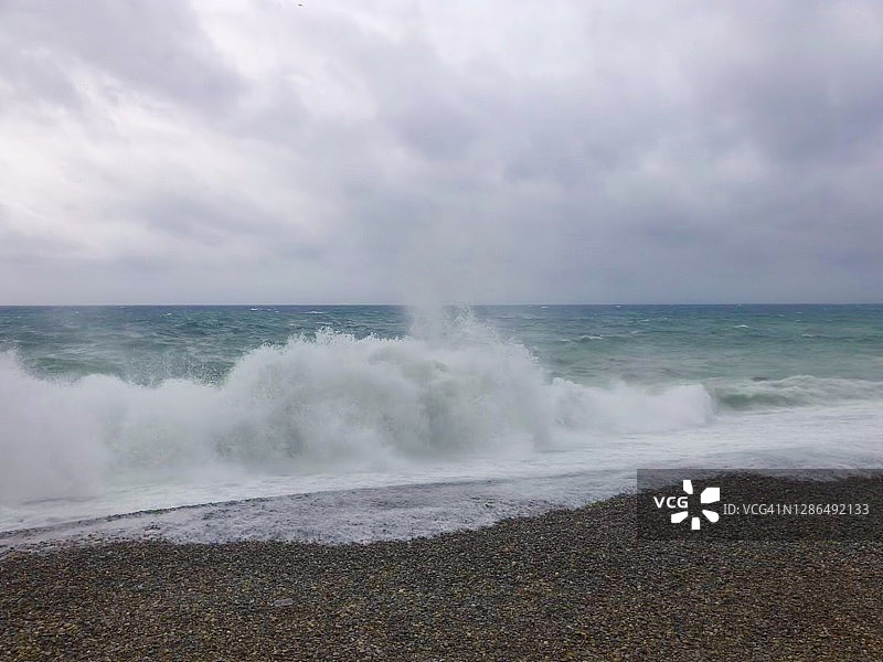 风暴期间，法国尼斯盎格鲁街海滩的海浪拍打图片素材