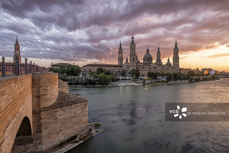 西班牙阿拉贡萨拉戈萨埃布罗河柱子圣母圣殿图片素材